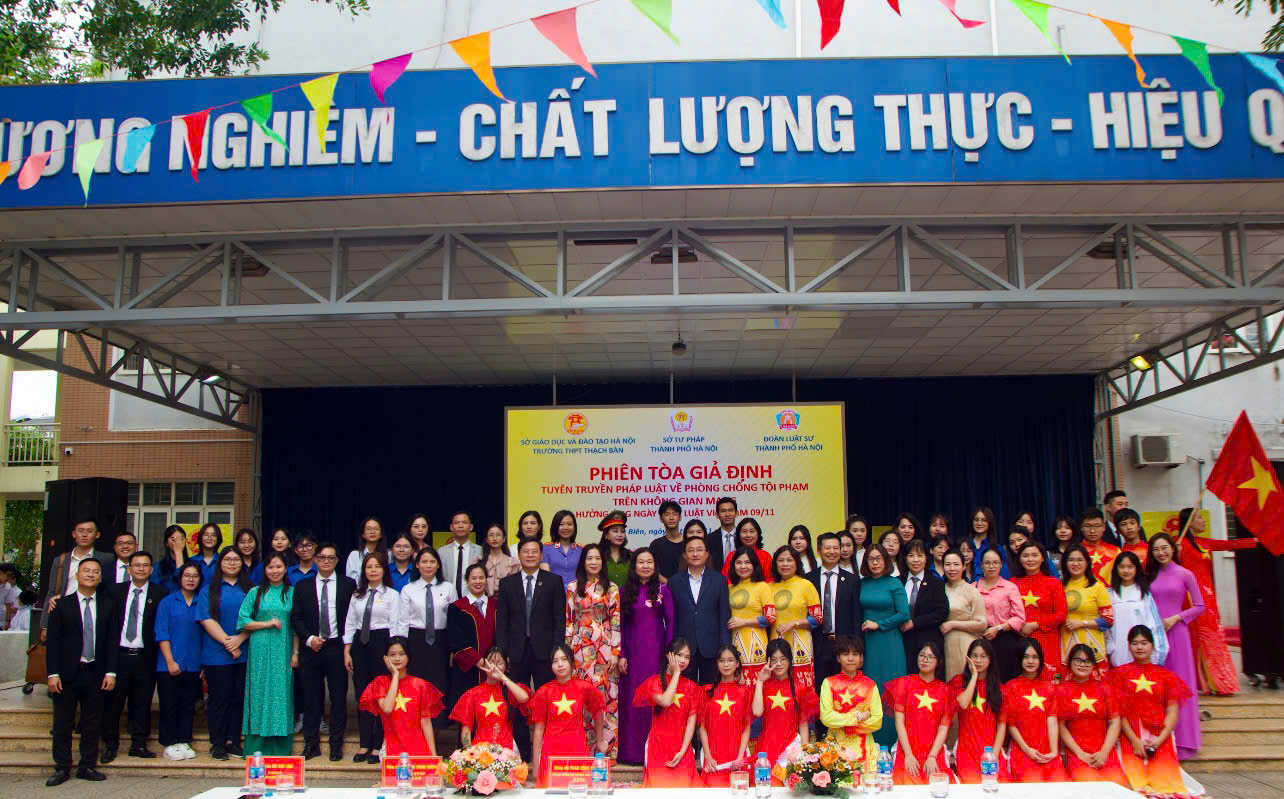 Đoàn Luật sư thành phố Hà Nội tuyên truyền, phổ biến giáo dục pháp luật cho học sinh bằng “Phiên tòa giả định” – Một mô hình thiết thực, ý nghĩa.